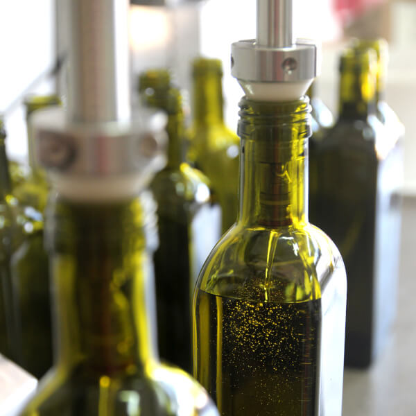 Olivenolie fyldes paa flasker